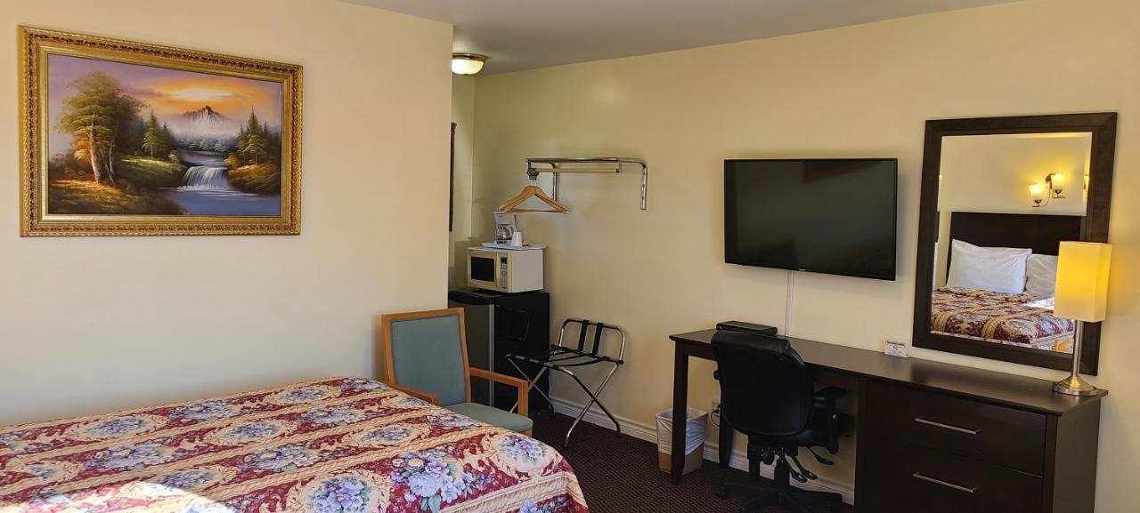 Greater Napanee Fox Motor Inn מראה חיצוני תמונה