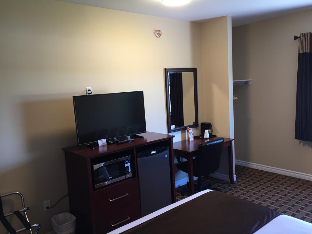 Greater Napanee Fox Motor Inn מראה חיצוני תמונה