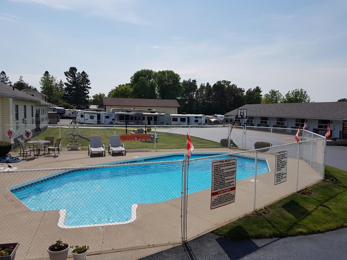 Greater Napanee Fox Motor Inn מראה חיצוני תמונה