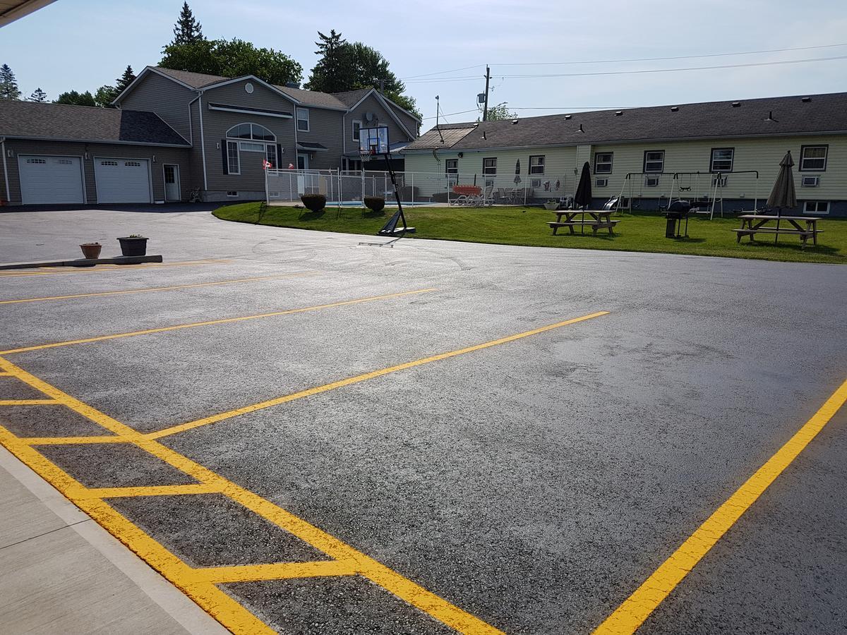 Greater Napanee Fox Motor Inn מראה חיצוני תמונה