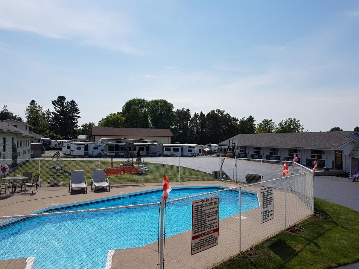 Greater Napanee Fox Motor Inn מראה חיצוני תמונה