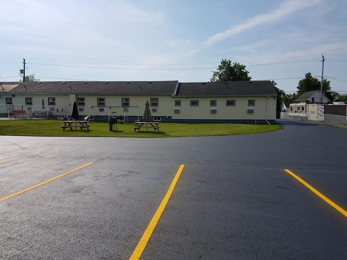 Greater Napanee Fox Motor Inn מראה חיצוני תמונה