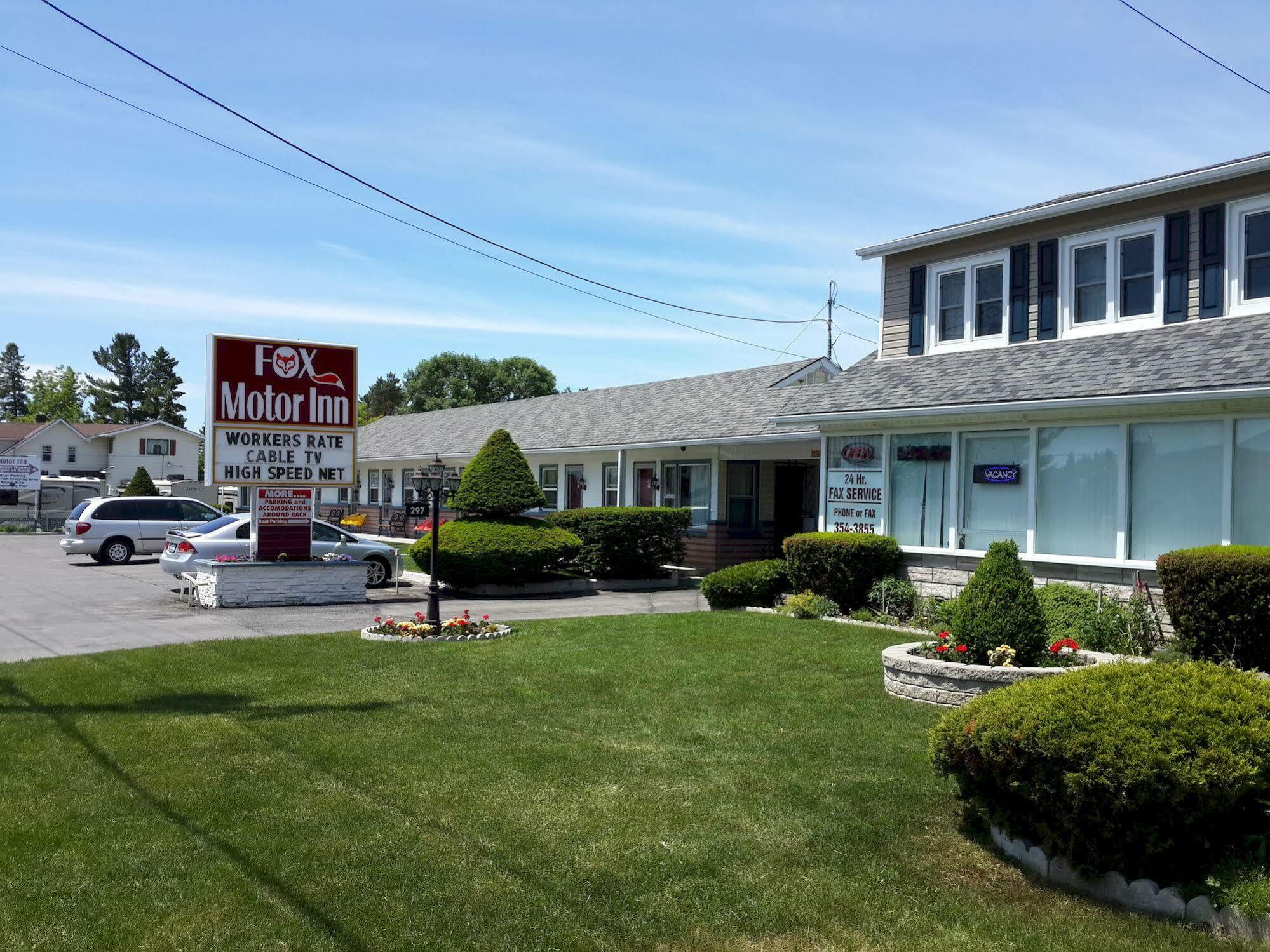 Greater Napanee Fox Motor Inn מראה חיצוני תמונה